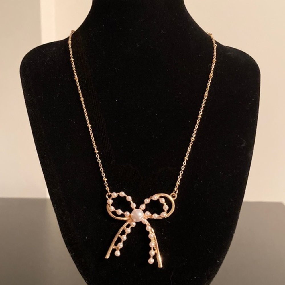 BOLD elements Gold Bow Necklace with Pearl Details